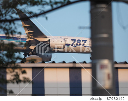 頭上をかすめるようにして着陸態勢に入るジェット機 頭上をかすめるようにして着陸態勢に入るジェット機 87980142