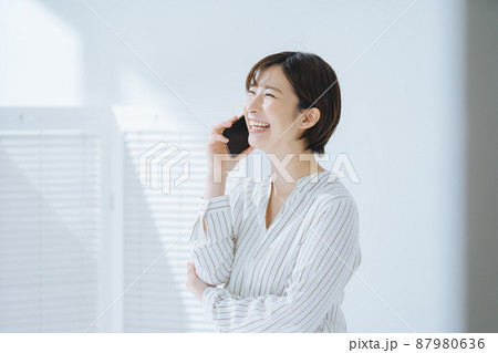 女性 スマホ 操作 女性 スマホ 操作 87980636