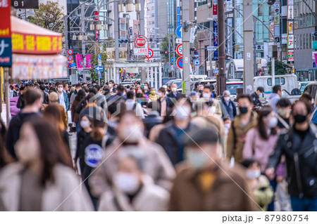 日本の東京都市景観 3月21日まん延防止最終日。第6波が続く中、明日解除。賑わう上野広小路=21日 日本の東京都市景観 3月21日まん延防止最終日。第6波が続く中、明日解除。賑わう上野広小路=21日 87980754