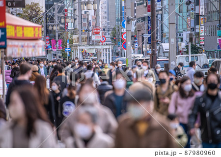 日本の東京都市景観 3月21日まん延防止最終日。第6波が続く中、明日解除。賑わう上野広小路＝21日 87980960