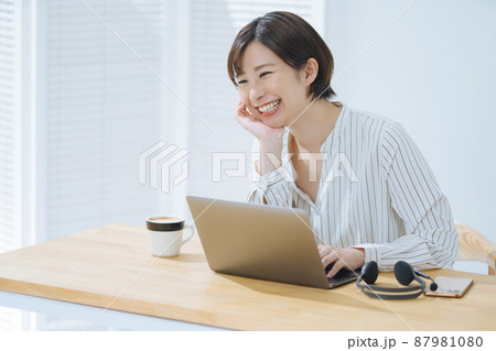 女性 PC 笑顔 女性 PC 笑顔 87981080