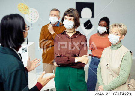 Telling Gallery Visitors About Modern Art 87982658