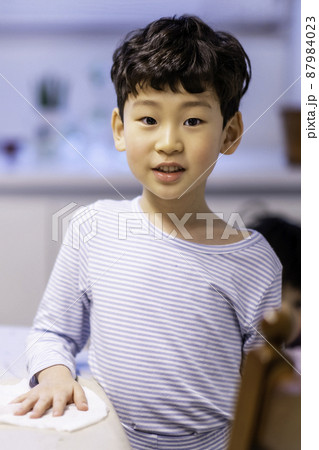 子供 男の子 笑顔 87984023
