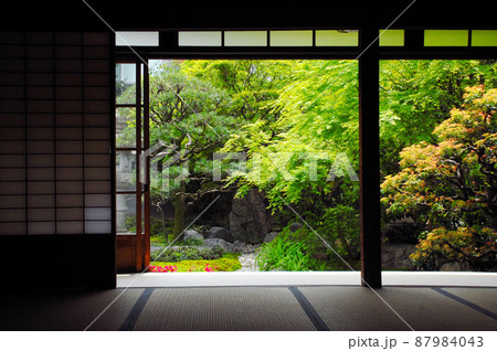 有栖川宮旧邸　室内から庭園を望む　京都市上京区 87984043