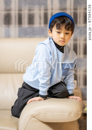 子供 男の子 無表情 87984136