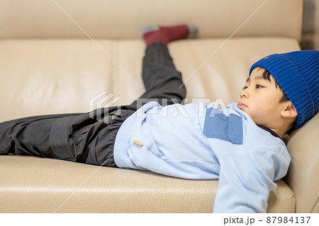 子供 男の子 退屈 87984137