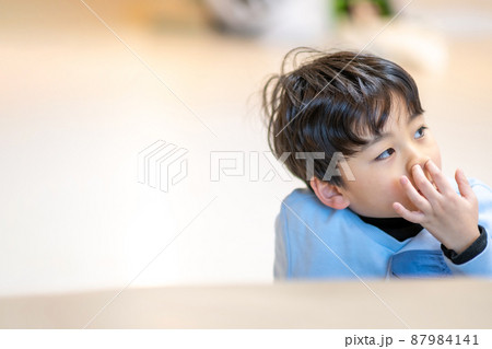 子供 男の子 退屈 87984141