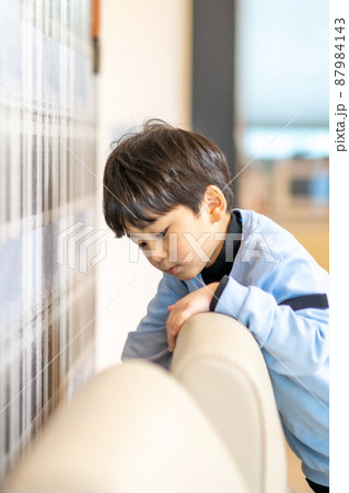 子供 男の子 表情 87984143