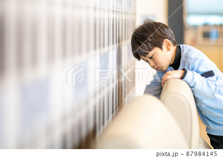子供 男の子 退屈 87984145