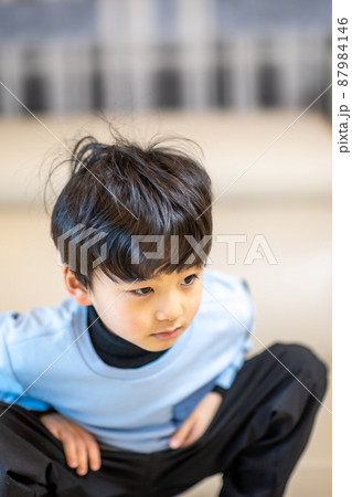 子供 男の子 表情 87984146