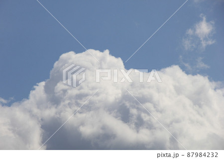 空の風景/澄み切った青空と、山のように存在感のある白い雲の写真素材