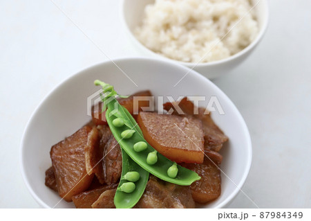 オイスターソースで味付けした豚バラ大根とご飯 87984349