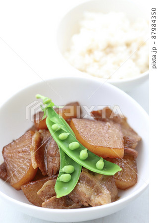 オイスターソースで味付けした豚バラ大根とご飯 オイスターソースで味付けした豚バラ大根とご飯 87984350