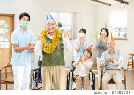 老人ホームのお祝いイベント 87985538