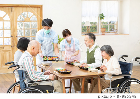 老人ホームの昼食イメージ 87985548