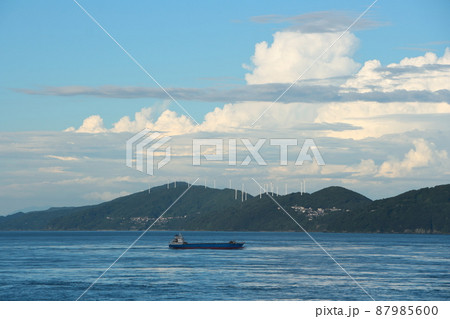【イメージ】海上から見る夏空と風車 【イメージ】海上から見る夏空と風車 87985600
