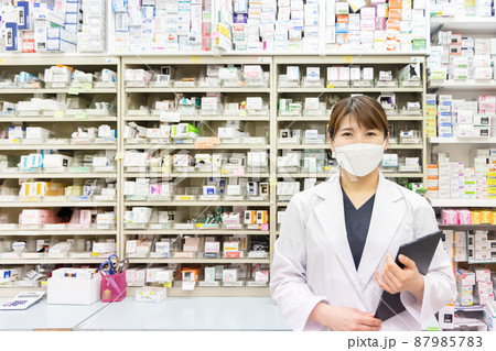 調剤薬局で働く女性 87985783