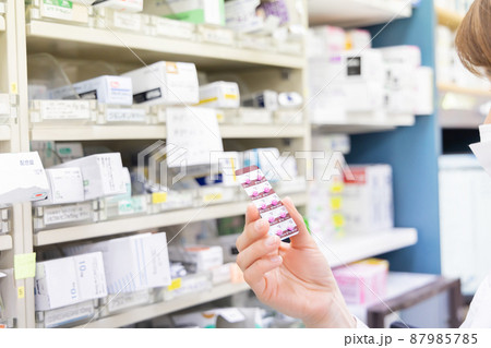 調剤薬局で働く女性 87985785