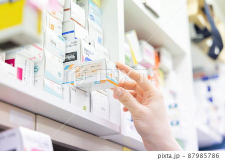 調剤薬局で働く女性 87985786