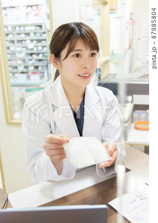 調剤薬局で働く女性 調剤薬局で働く女性 87985804