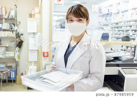 調剤薬局で働く女性 調剤薬局で働く女性 87985959