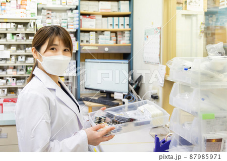 調剤薬局で働く女性 調剤薬局で働く女性 87985971