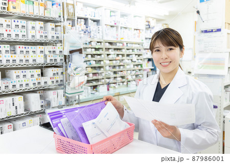 調剤薬局で働く女性 調剤薬局で働く女性 87986001