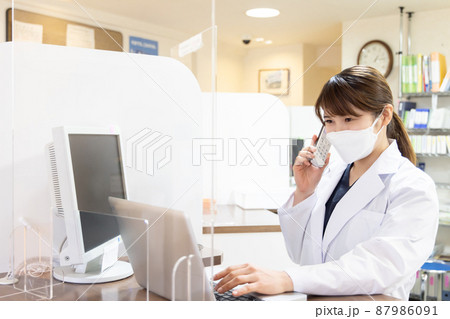 調剤薬局で働く女性 調剤薬局で働く女性 87986091