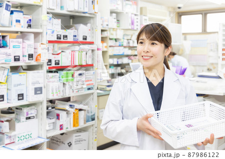 調剤薬局で働く女性 調剤薬局で働く女性 87986122