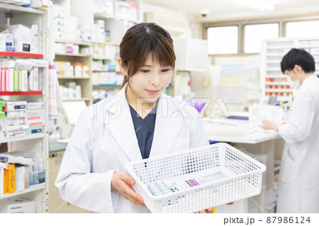 調剤薬局で働く女性 87986124