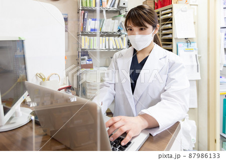 調剤薬局で働く女性 87986133