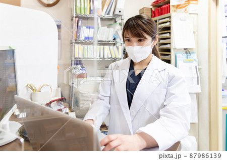 調剤薬局で働く女性 調剤薬局で働く女性 87986139
