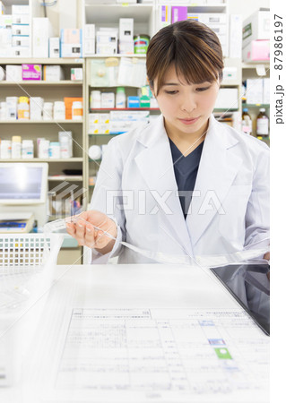 調剤薬局で働く女性 調剤薬局で働く女性 87986197