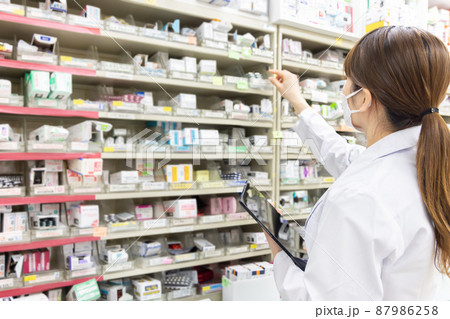 調剤薬局で働く女性 調剤薬局で働く女性 87986258