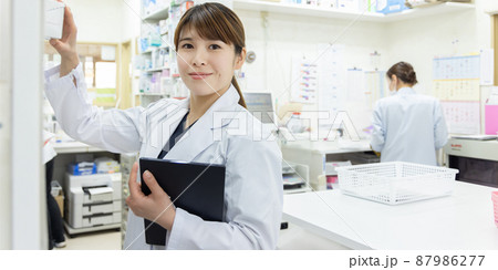 調剤薬局で働く女性 調剤薬局で働く女性 87986277