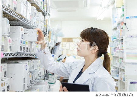 調剤薬局で働く女性 87986278