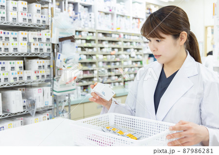 調剤薬局で働く女性 87986281