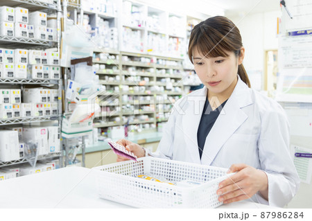 調剤薬局で働く女性 調剤薬局で働く女性 87986284