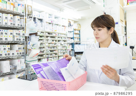 調剤薬局で働く女性 87986295