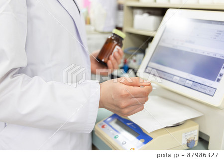 調剤薬局で働く女性 87986327