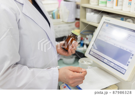 調剤薬局で働く女性 調剤薬局で働く女性 87986328