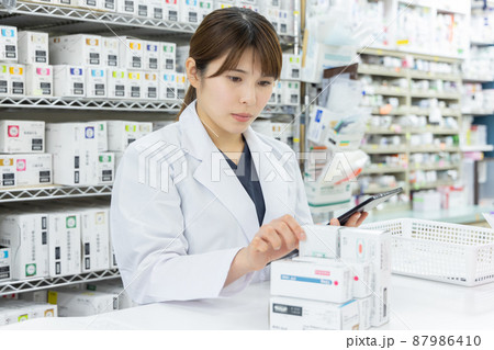 調剤薬局で働く女性 87986410