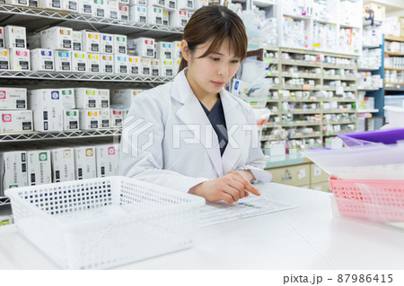 調剤薬局で働く女性 調剤薬局で働く女性 87986415