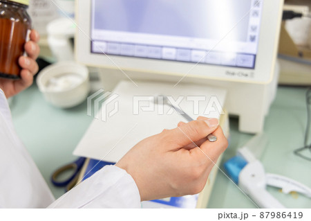 調剤薬局で働く女性 調剤薬局で働く女性 87986419