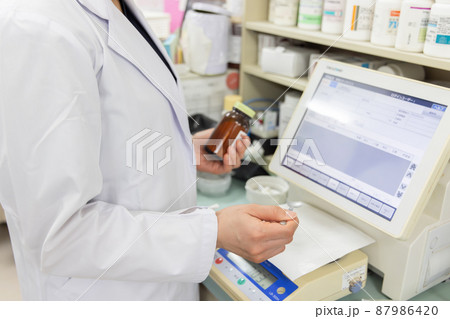 調剤薬局で働く女性 調剤薬局で働く女性 87986420