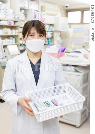 調剤薬局で働く女性 87986431