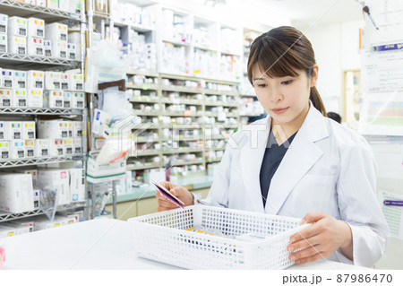 調剤薬局で働く女性 87986470
