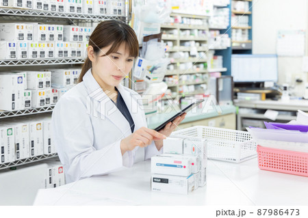 調剤薬局で働く女性 87986473