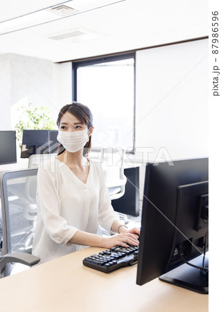 テレワーク中に出社を余儀なくされまばらに座る会社員 87986596