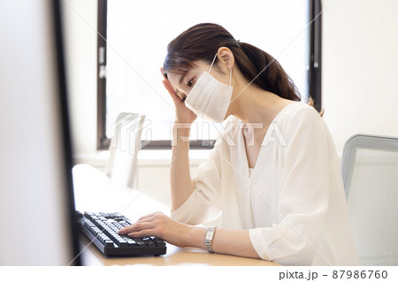 体調不良のビジネスウーマン 87986760